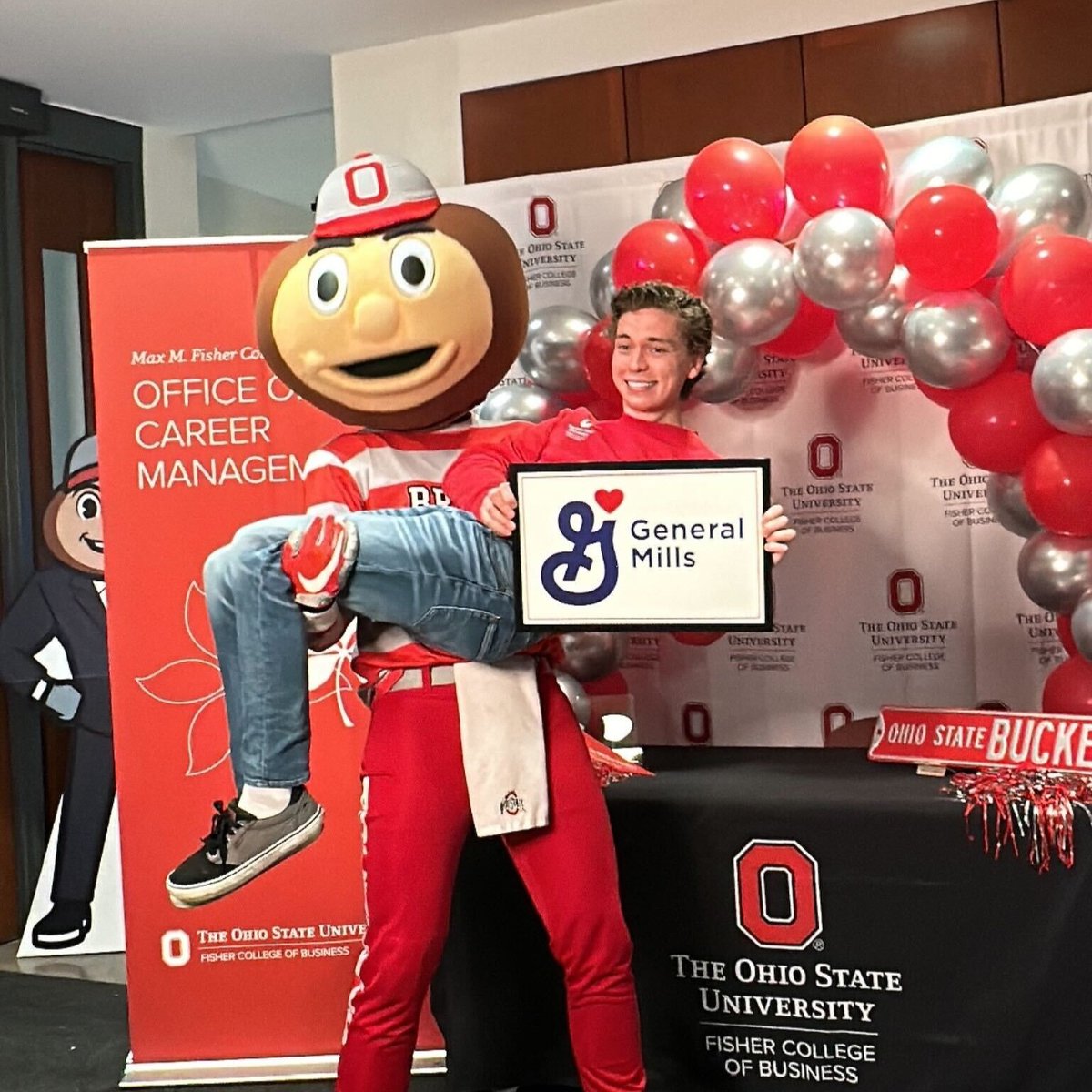 FisherOSU's tweet photo. These #BusinessBuckeyes are launching their careers with exciting post-graduate jobs and internships at top companies like @EYnews, @GeneralMills, @Chase, @Delta and more! 👏 https://t.co/cGyhJmaykO