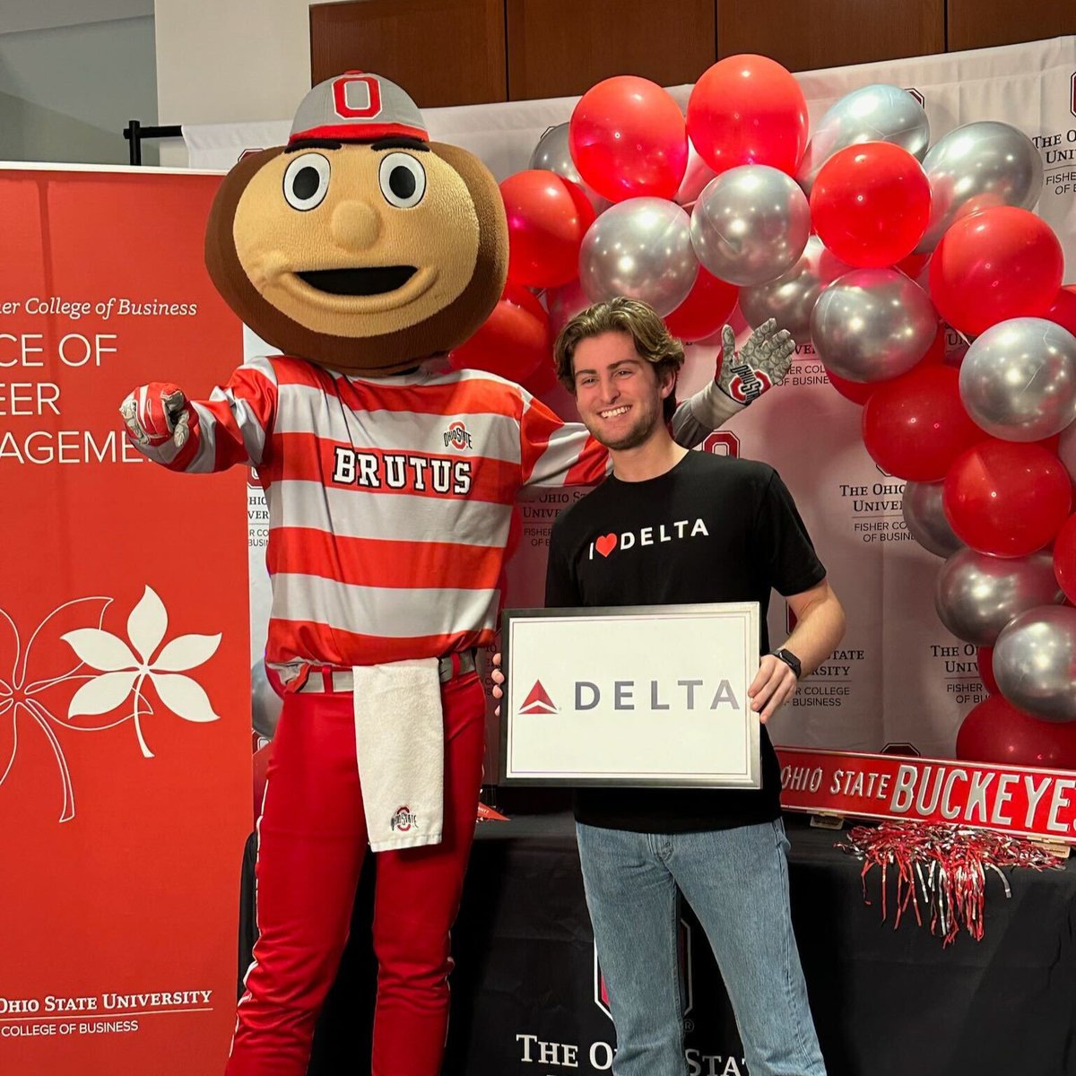 FisherOSU's tweet photo. These #BusinessBuckeyes are launching their careers with exciting post-graduate jobs and internships at top companies like @EYnews, @GeneralMills, @Chase, @Delta and more! 👏 https://t.co/cGyhJmaykO