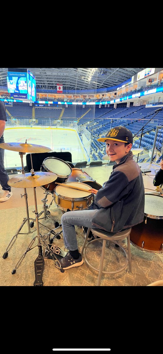 DerbyMiddle_CT's tweet image. What a night!! The UnTied Shoes performed at the Bridgeport Islanders game. 🏒🥅. An amazing opportunity for Jack, Carlos and Myles. Thank you Mr. Atkinson for making this happen.  #WeAreDMS