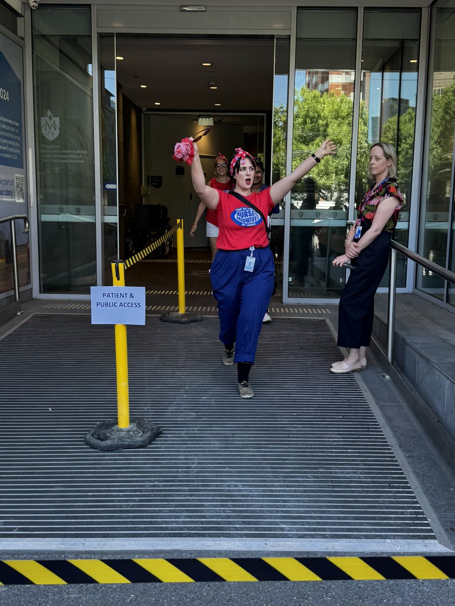 lhilakari's tweet photo. Nurses walking off the job at @StVincentsMelb 

So you pay more to got to private hospital where the ratio is 1 nurse to 8 patients.

Public hospitals 1 to 4.

Nurses shouting “1 to 8, just not safe. 1 to 4, just next door.”

#springst #auspol https://t.co/6ODlRPpXEy
