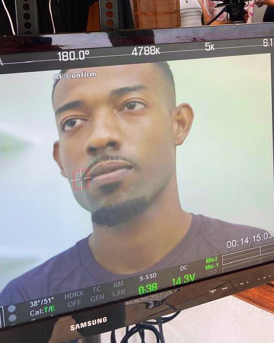 A cara é de tralha, mas eu sou trabalhador! Riquelme - interpretado por Fernando Titto. 🎬