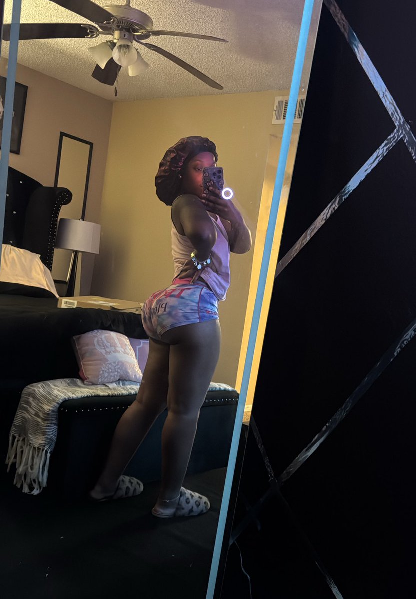 neshathatdamn1's tweet photo. I’m so ready to get cute and go outside I been looking a mess !😂 https://t.co/FNYpmw4xtP