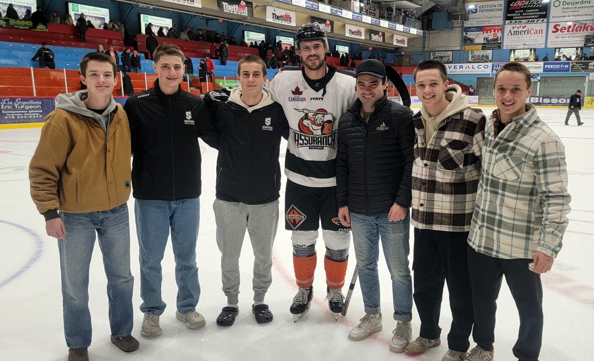 Francis Beauvillier avait des spectateurs attentifs lors de la visite de St-Georges samedi dernier ... Des joueurs des Sénateurs du Collège Saint-Bernard M18 D2 où il est entraîneur-chef. Ils étaient accompagnés de son adjoint, Alexandre Cyr. Francis a marqué un but ce soir là!