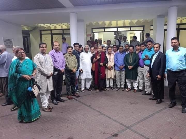 TheWomanUSA's tweet photo. Next Thursday, the Chief Advisor will meet with all religious leaders!!
We, the Saranatans, cannot have any dialogue without Chinmoy Krishna Das Prabhu❌
#FreeChinmoyKrishnaDas
#SaveBangladeshiHindus
#HindusAreNotSafeInBangladesh
#SaveHinduTemples
#HindusUnderAttackInBangladesh https://t.co/AAOdARYfKu