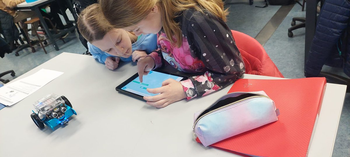 clgMoliere's tweet photo. Les élèves de 5ème découvrent la programmation robotique. Prise en main et expérimentation autour des tablettes pour prendre le contrôle des robots. https://t.co/C68Kkl7Lyc