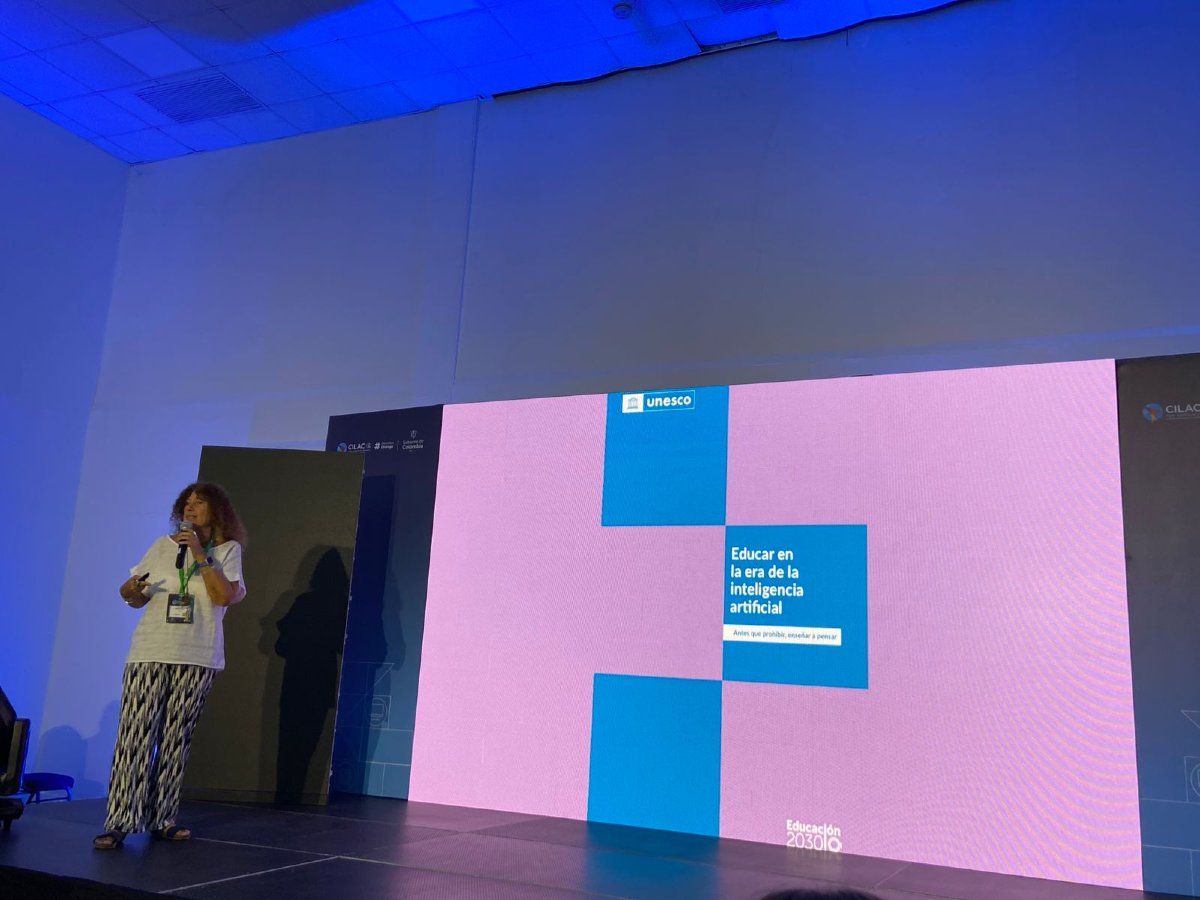 🤖💡 En el marco de #CILAC2024, se desarrolló la sesión "Aplicaciones innovadoras de la IA con impacto positivo en los sistemas educativos", moderada por Zelmira May, Especialista Regional de Educación de UNESCO. 🌍📚  

La IA está transformando la educación, impulsando