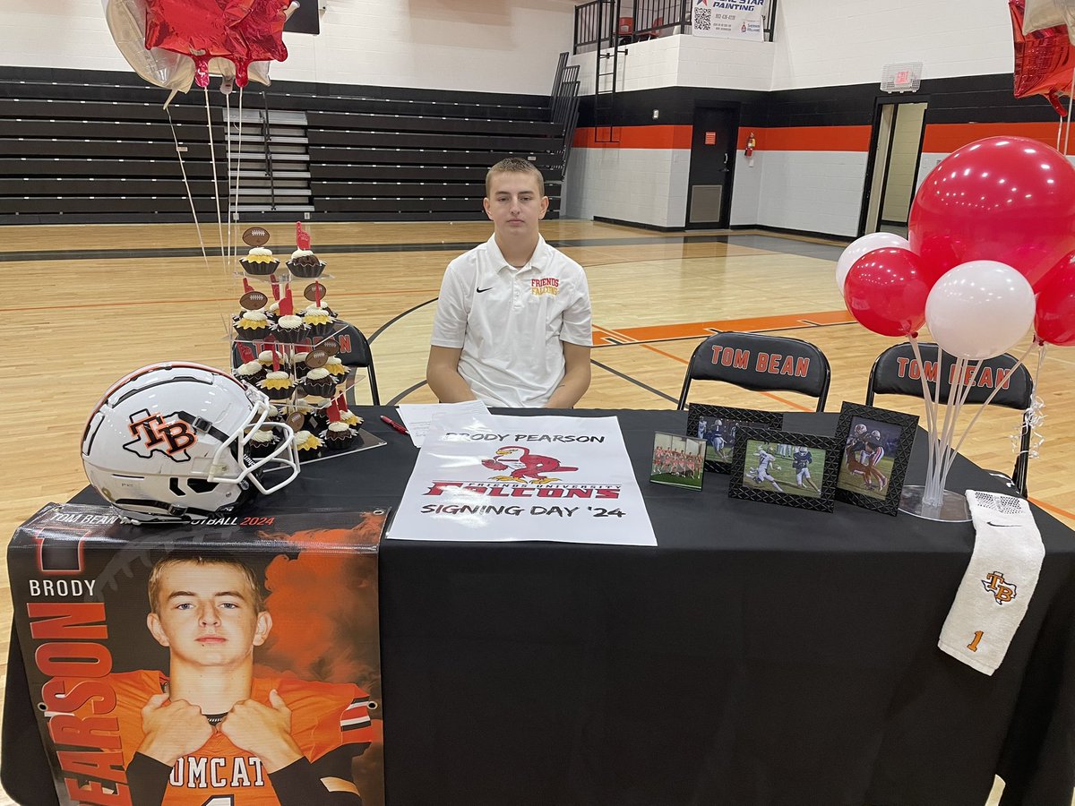 📝SIGNING DAY ⚾️🏈

Rylan Ross from Whitewright will play baseball at the next level at Crowley’s Ridge College!!

Brody Pearson from Tom Bean will continue his football career at Friends University!!

<a href="/reedsports/">David Reed</a> @KXIITV