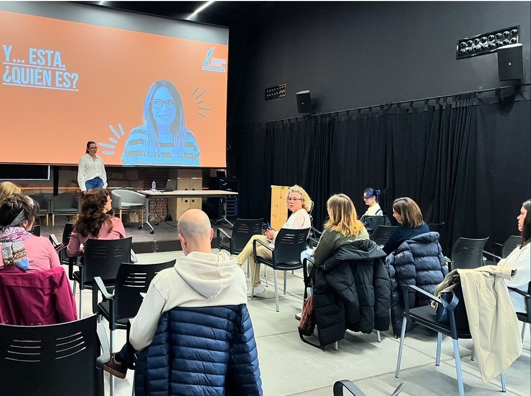 APeriodistasBUR's tweet photo. Gracias organizaciones asistentes al taller de comunicación para #asociacionesBurgos en colaboración con Concejalía @JuventudBurgos

📷
1. María Mena, responsable comunicación @apaceburgos 
2. Valentina Murillo, podcast @thursnext 
3. @sheilaalteclado redes sociales @o2studio_es https://t.co/vFuekWJjNs