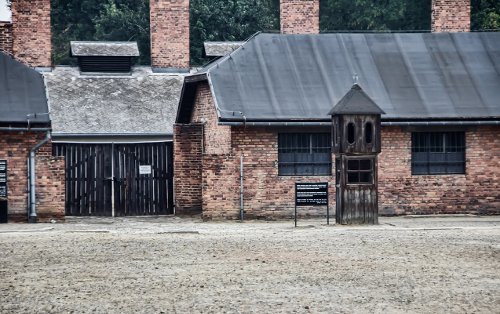 KrakowTOP's tweet image. 1/7 🕯️ Planning a visit to Auschwitz? Prepare for a profound and  educational experience. Our guide helps you understand what to expect  during your visit to this significant historical site. #KrakowTOP  #AuschwitzVisit #HolocaustRemembrance