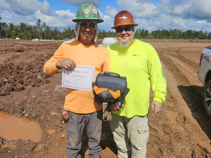 Gaines_and_Co's tweet image. #Pipelayer Genero Sanchez was awarded North Carolina’s Q3 #SafetyExcellence Achievement Award from Safety Manager Tommy Trent for keeping the #jobsite safe by looking out for others.

🟢Genero is a Mainline #Operator and has been with us for 14 years.

ow.ly/rrZg50Ulg93