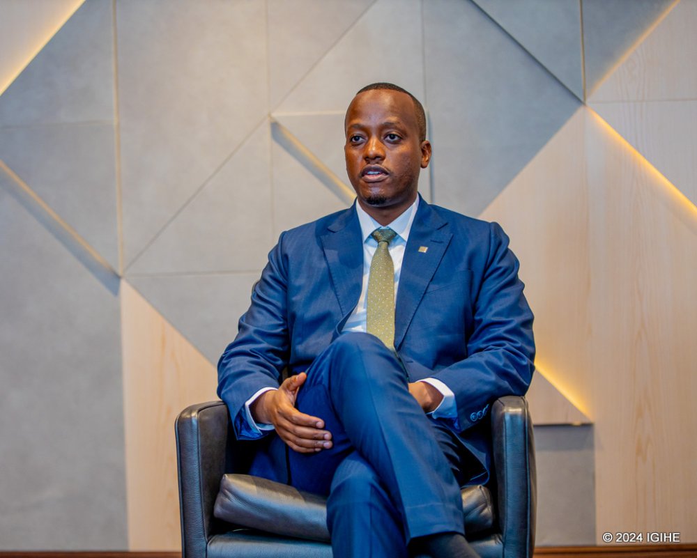 IGIHE's tweet photo. Umuyobozi Mukuru wa RSSB, Regis Rugemanshuro, yasobanuye ko umwanzuro uherutse gufatwa wo kuzamura umusanzu w’ubwiteganyirize bw’izabukuru, wari umaze igihe kinini uganirwaho kandi ko leta yiteguye korohereza abakoresha ku buryo aho bibaye ngombwa, bazahabwa igihe cyo gukusanya ubushobozi kugira ngo batagorwa n’izi mpinduka.  

Kanda hano usome ikiganiro cyihariye yagiranye na IGIHE: https://t.co/NDkooOqTnO