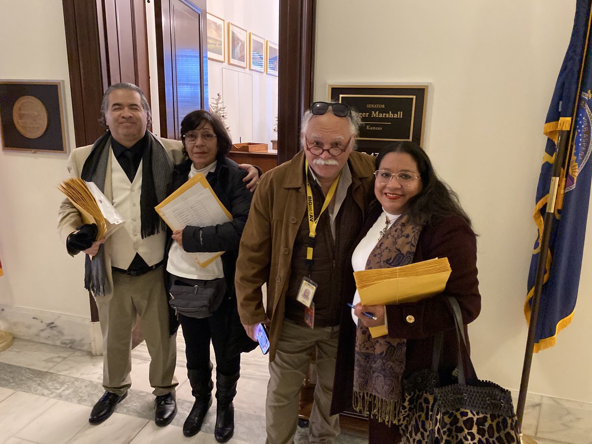 LyndaVida's tweet photo. Seguimos apoyando a nuestro presidente electo, Edmundo González Urrutia, a nuestra líder MCM y a todos los presos políticos y hermanos venezolanos. Petitorio entregado en nombre del FAPI @voto_vzla a los senadores. Un placer apoyar! @EdmundoGU @MariaCorinaYA Washington DC, #Dec4 https://t.co/LTNkGIYDu4