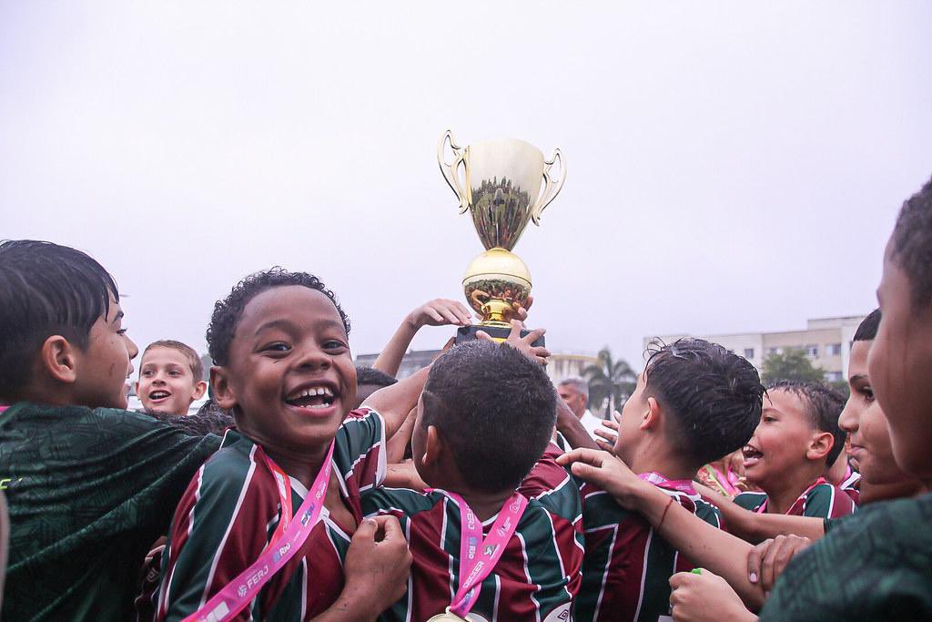 FluminenseFC's tweet photo. É CAMPEÃÃO! 🇭🇺🇭🇺🇭🇺

🏆 Taça Edilson Silva Sub-9 | Final (Volta)
🏟️ CT das Vargens 
🇭🇺 Flamengo 0x2 Fluminense
⚽️ Heitor e Kayo 

#VemQueTem #MlksDeXerém

📸: Leonardo Brasil/FFC https://t.co/YT2JimF0cx