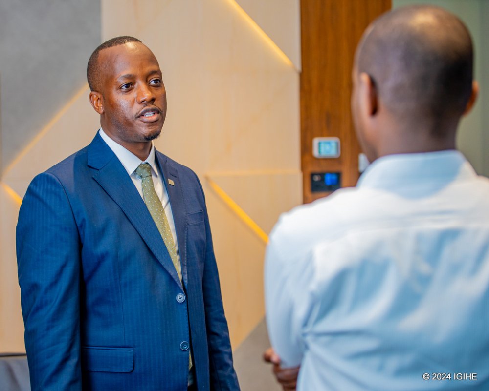 IGIHE's tweet photo. Umuyobozi Mukuru wa RSSB, Regis Rugemanshuro, yasobanuye ko umwanzuro uherutse gufatwa wo kuzamura umusanzu w’ubwiteganyirize bw’izabukuru, wari umaze igihe kinini uganirwaho kandi ko leta yiteguye korohereza abakoresha ku buryo aho bibaye ngombwa, bazahabwa igihe cyo gukusanya ubushobozi kugira ngo batagorwa n’izi mpinduka.  

Kanda hano usome ikiganiro cyihariye yagiranye na IGIHE: https://t.co/NDkooOqTnO