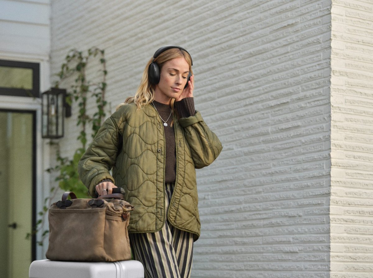 Sonos's tweet image. Pack light. Sound big. Sonos Ace travels with you creating the perfect soundtrack to your travels. With rapid recharge, premium sound, and comfort like you’ve never felt before — they will be your favorite (most helpful) travel companion. #Sonos #SonosAce #HolidayTravel