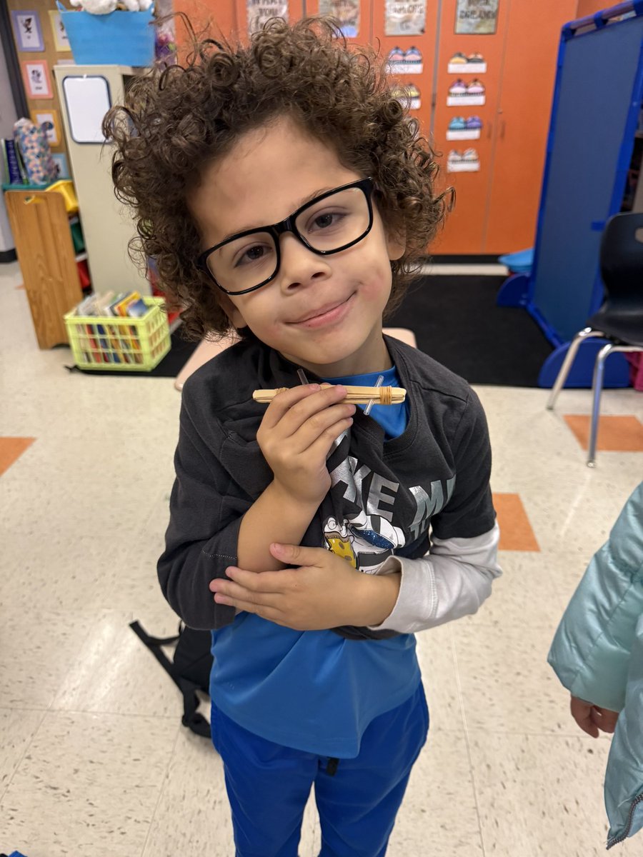 MissSFirstGrade's tweet photo. Today, we investigated sound by making our own harmonicas! When we spread the straws apart, the sound was lower. When we pushed them closer together, the sound got higher. We had fun changing the sound waves! #hpsdawesome https://t.co/NUDHNNQI7Q