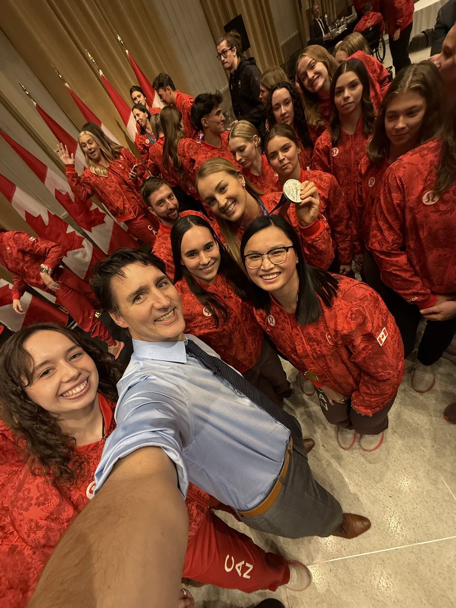 We’re proud to celebrate Maggie Mac Neil, OLY, a 2024 Master of Sport Management graduate! 🏅

Gold medalist, world champion, &amp; record holder, Maggie exemplifies excellence in &amp; out of the pool. 💜💛 Seen here with PM Justin Trudeau, she inspires on the global stage. Congrats! 🏊‍♀️