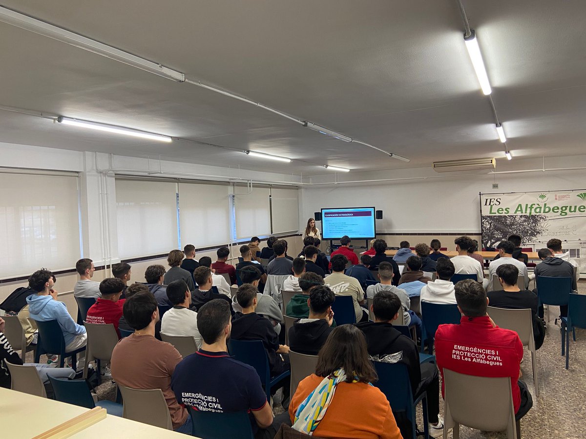 nloucollado's tweet photo. Seguimos trabajando por visibilizar la necesidad de una intervención psicológica en emergencias profesional. En este caso en el Ciclo de Emergencias y Protección Civil IES Alfàbegues. 

Gracias, especialmente a @crudo8 por crear este espacio. Gracias David por tu apoyo!! 💪🏼🚨 https://t.co/k0Oojx46B0