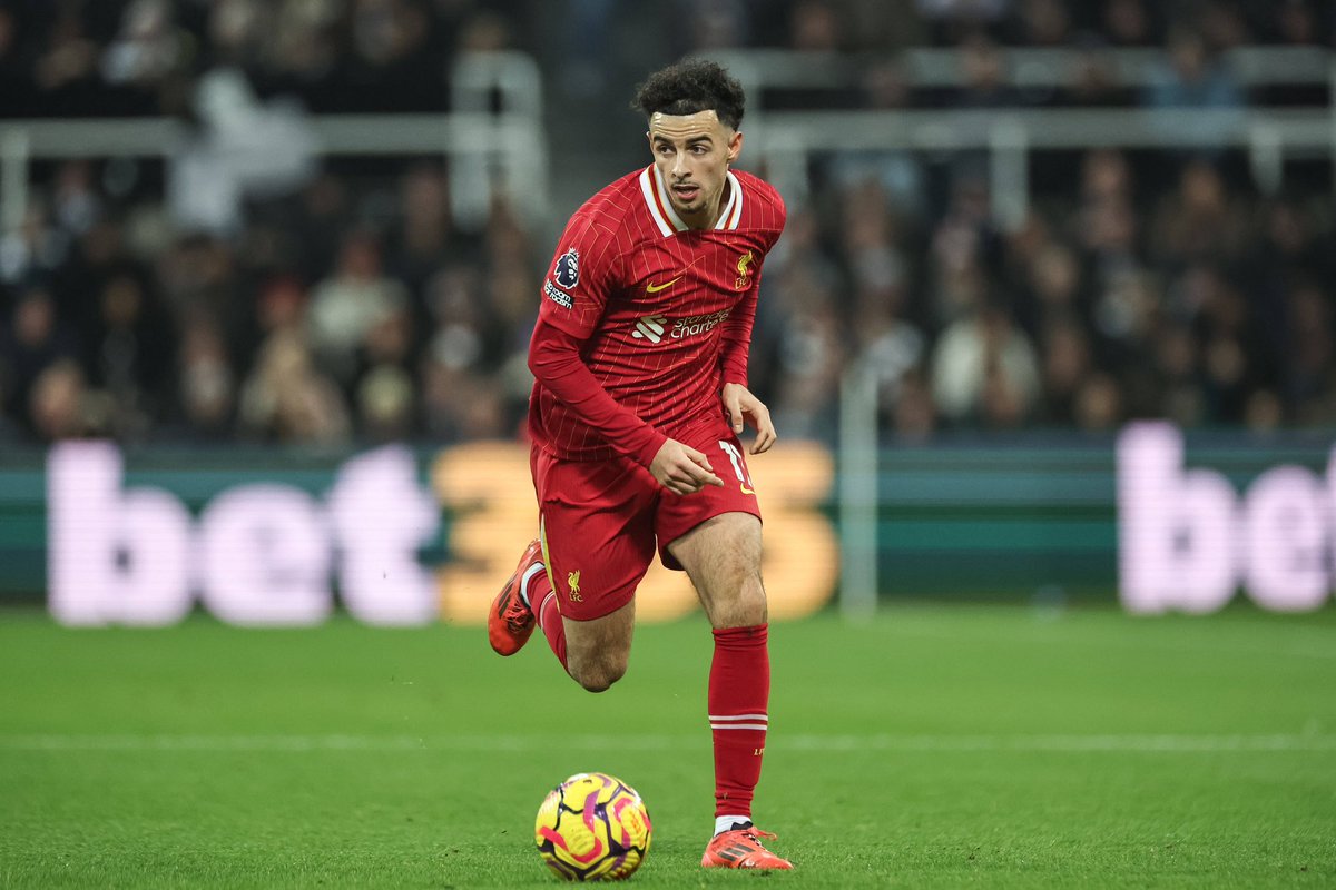 AnfieldIndex's tweet photo. 🏴󠁧󠁢󠁥󠁮󠁧󠁿 Curtis Jones getting another goal tonight. 

Just how good was he today? 

- Won the second most duels for Liverpool (7). 
- Most accurate passer on the pitch (96%). 
- 2/2 dribbles completed. 

Even forced to drop into the no.6 role towards the end. https://t.co/9HkYkYCptD