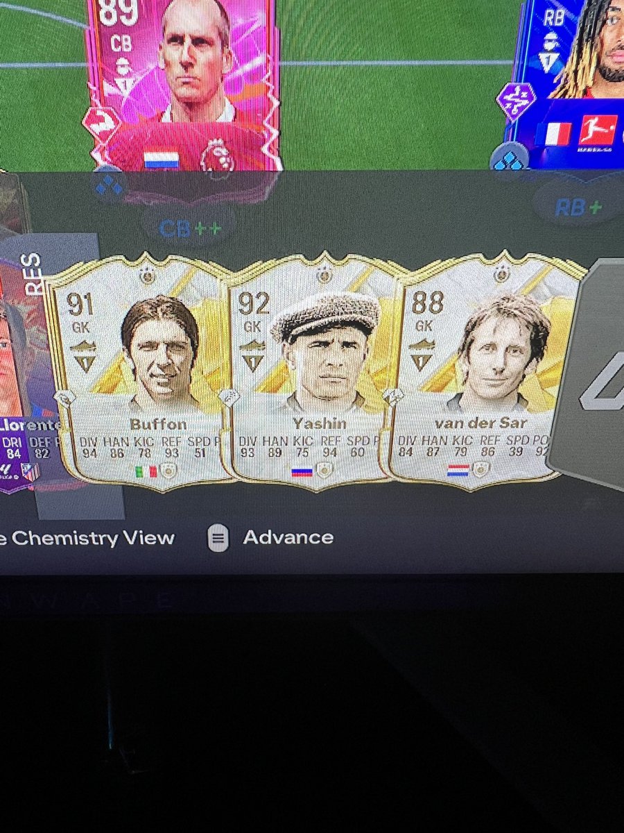 LazyMIA_'s tweet photo. 😂 3 icons 3 gk thank u @EASPORTSFC  who do I use? https://t.co/SCMiCyFrCI