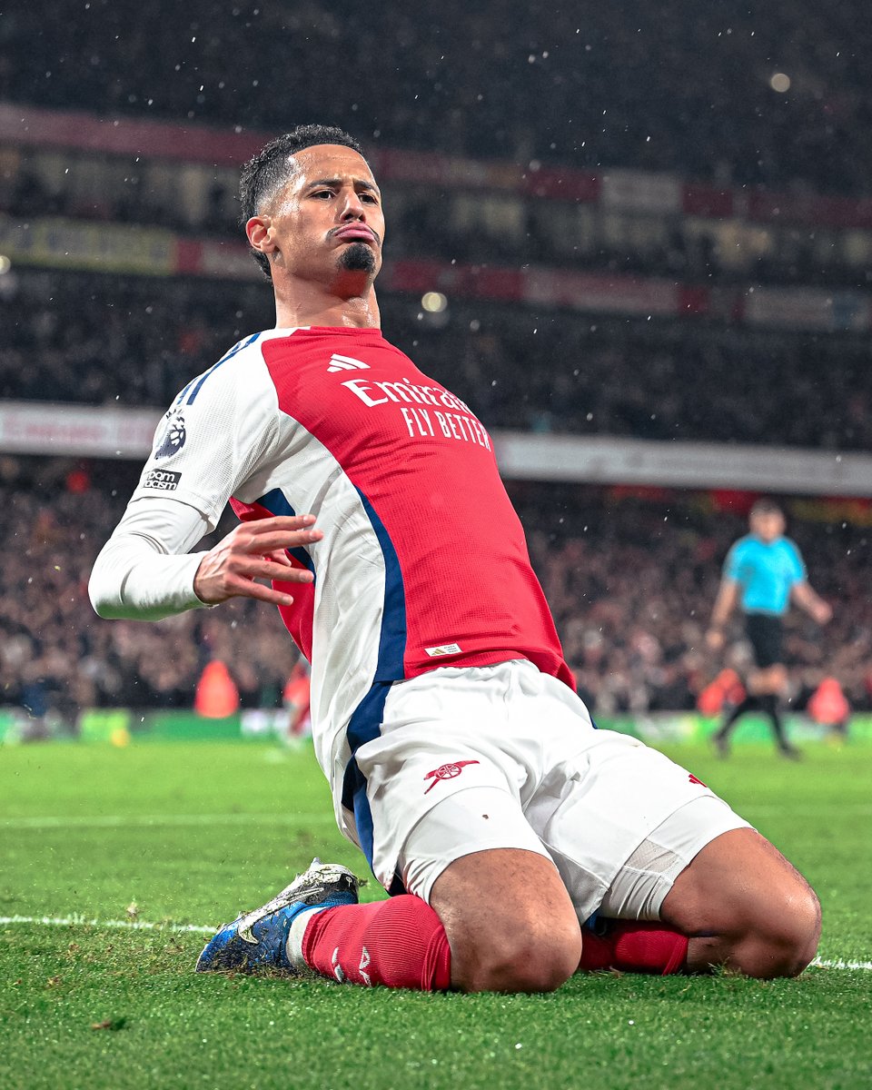 premierleague's tweet image. Another @Arsenal corner. William Saliba with the finishing touch. 

The Gunners lead 2-0 at home to Man Utd 😤

#ARSMUN