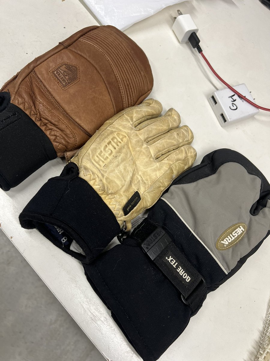 CafeTime7's tweet photo. ヘストラグローブ30年近く使っているがだんだん袖口が狭くなっていって冬山で使いにくくなった。 他にいい物ないかなあ
#Hestra https://t.co/D5JHzie6BF