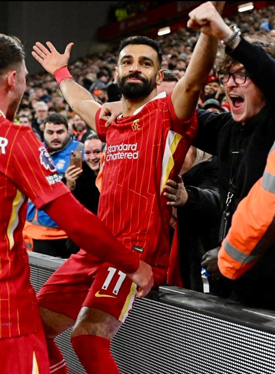 صلاح الموسم دا اون فاير حرفيا كلمه لاعب عاملي شويه عليه صلاح لو مشي من الليفر اقسم بالله الليفر مش هو بس اللي هيخسر لا الدوري كله قيمته هتقل بسبب خروجه اعلي اداء فردي للاعب صلاح بيقرب من البرايم بتاعه في 2018 ربنا يكملهالك علي خير نفرح كلنا اخر الموسم ان شاء الله 
#محمدصلاح 👏💖