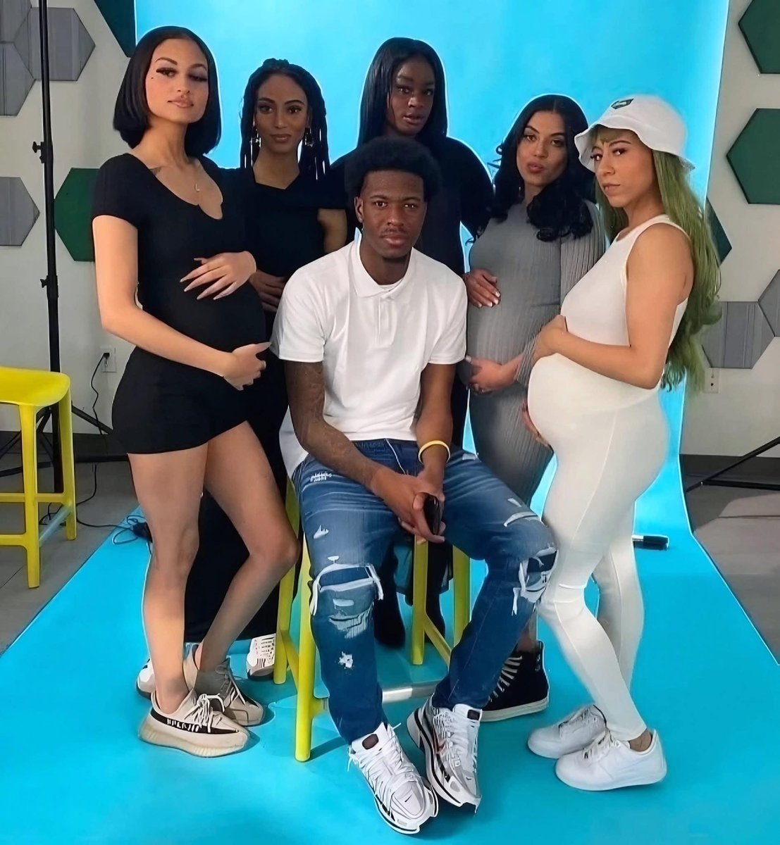 PAMsLOvE's tweet photo. New York rapper Zeddy Will is expecting children with 5 different women at the same time. He's only 22 years old! 😳’ https://t.co/XFLbtXhEB9