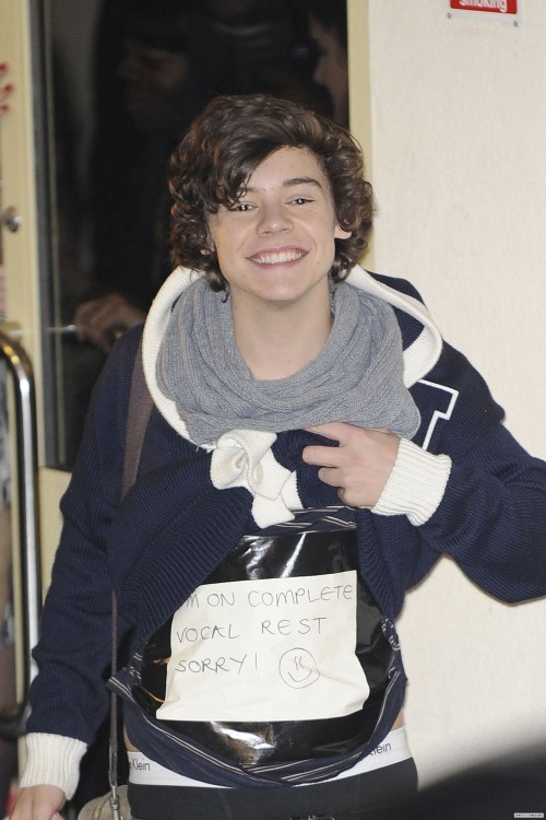 KStomska's tweet photo. 14 yrs ago today we were blessed with this iconic picture of Harry ๐
#HarryStyles #iconicpicture #VocalRest #nostalgia #memories https://t.co/Dw2rlG76hs