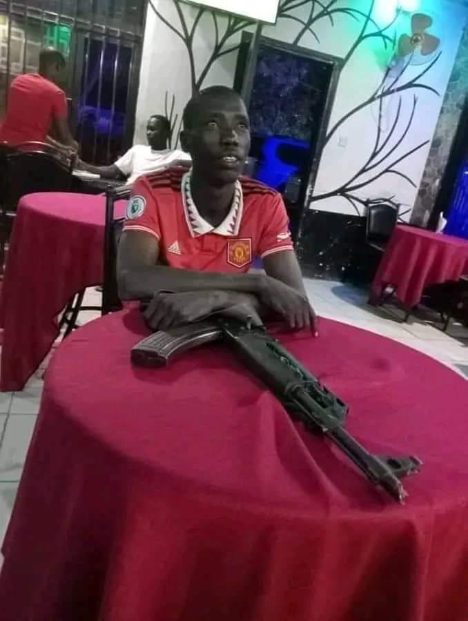 bored_acholi's tweet photo. Somewhere right now #ArsVsMun😂 https://t.co/NOrcizcNh8