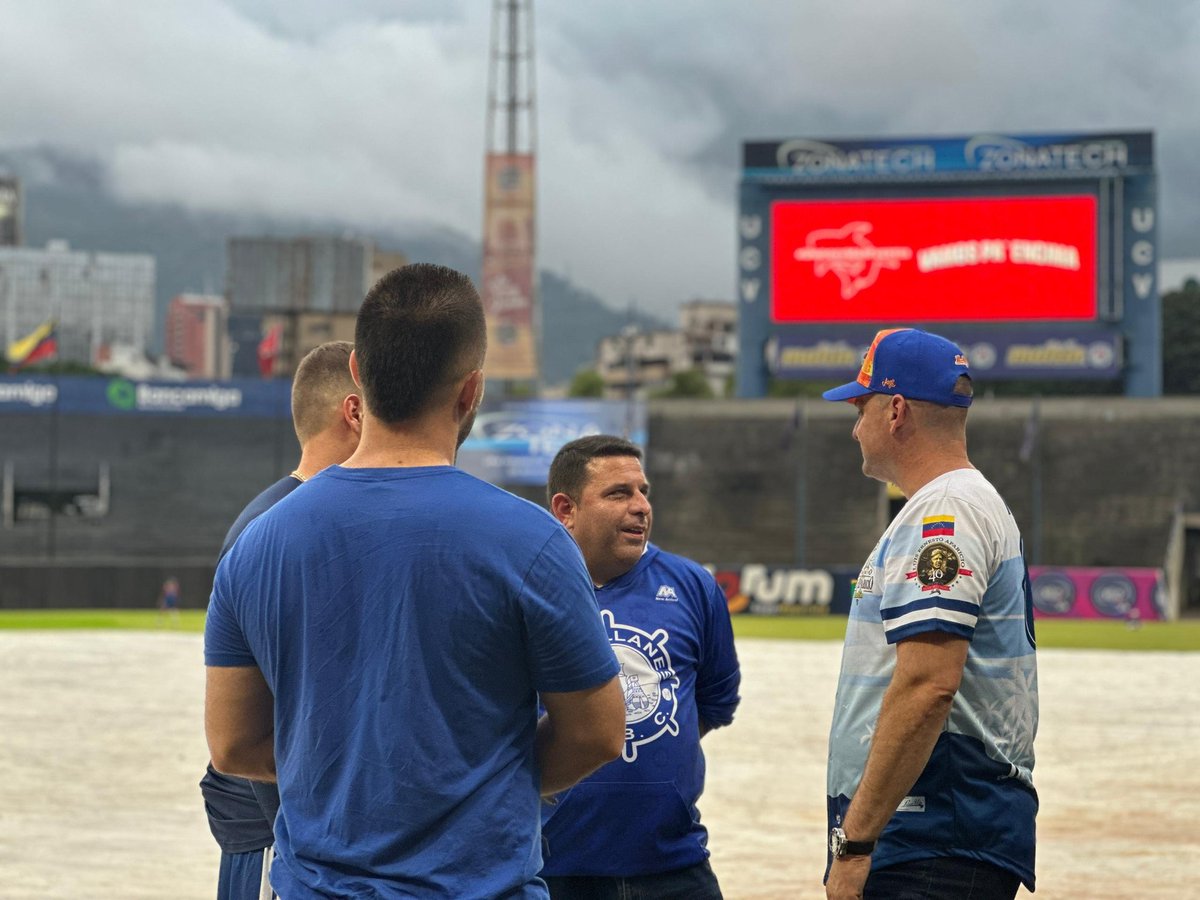 Meridianoonline's tweet photo. ¡Miren quién está en el Estadio Universitario de Caracas!🤩👋🏻

El finalista al reconocimiento como Manager del Año en las Grandes Ligas, Carlos Mendoza, se encuentra compartiendo en el terreno de juego mientras inicia el duelo de esta noche🦈⚓

¡Qué clase de visita!🔥

➡️ La actualidad del béisbol siempre por www.meridiano.web