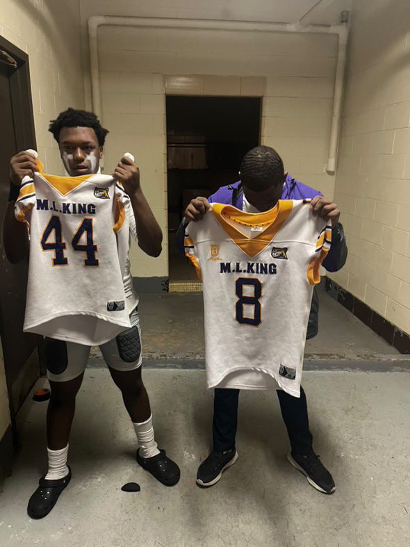 leem7k_'s tweet photo. jersey swap with my favorite seniors thanks for all the advice and for being hard on me when I was messing around or sum and thanks for always having my back I didn’t get a jersey swap wit my other favorite senior khai but he one of them too I love y’all boys be great at ❤️ https://t.co/lIwt0SWYFw
