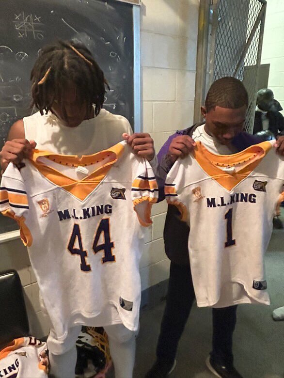 leem7k_'s tweet photo. jersey swap with my favorite seniors thanks for all the advice and for being hard on me when I was messing around or sum and thanks for always having my back I didn’t get a jersey swap wit my other favorite senior khai but he one of them too I love y’all boys be great at ❤️ https://t.co/lIwt0SWYFw