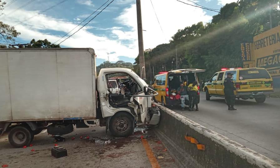 Varias personas han resultado lesionadas en un accidente de tránsito en el km 8 de carretera Troncal del Norte, entre un microbús de la 38C y un camión. 

Por el momento el tráfico hacia Apopa está obstruido. 

Nuestros policías ya están en el lugar.