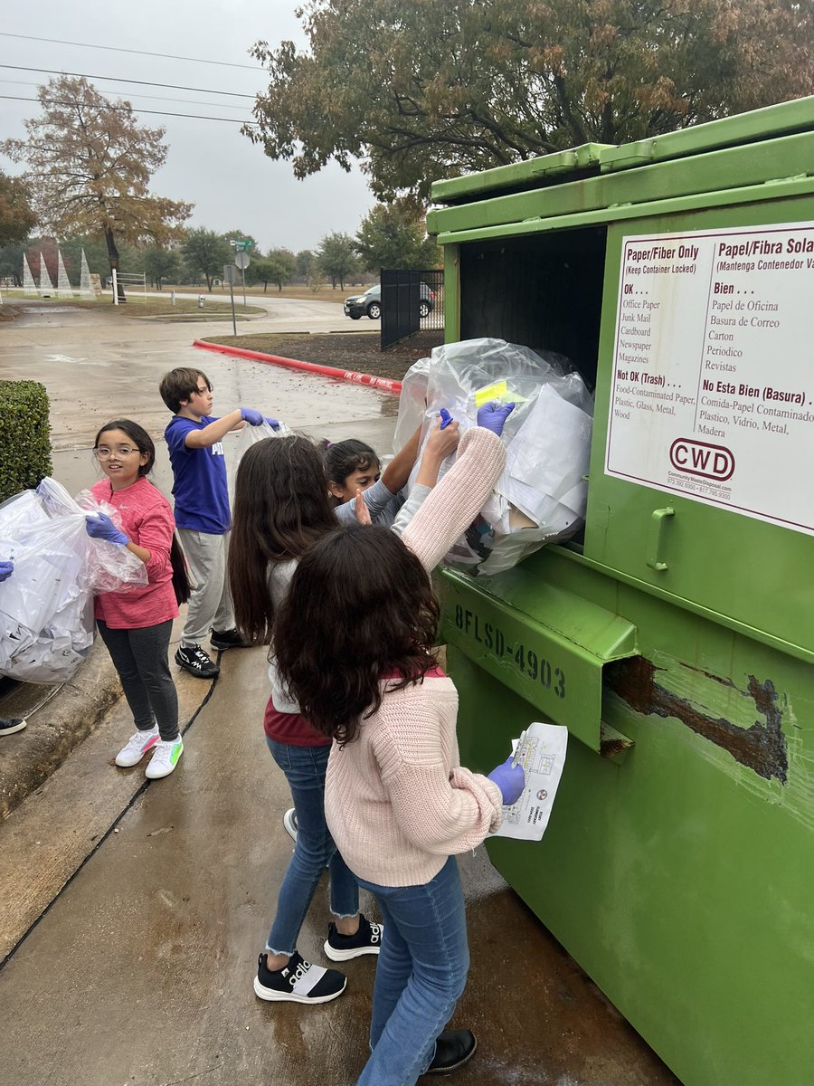 6Daphne's tweet photo. Our 5th grade Recycle Crew did AMAZING today keeping Story environmentally friendly! SO proud of them!!@StoryPrincipal @StoryFalcons https://t.co/32nWjV77Rt