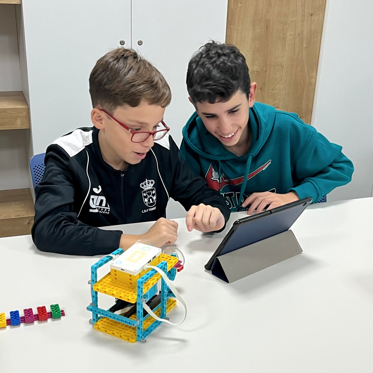 IngeniaKids's tweet image. Sesión de algoritmia con nuestros makers Máster. En esta ocasión utilizamos un modelo de SPIKE Prime con un motor angular y el sensor de color 🧠⚙️

#STEAM #algoritmia #programación #TICs #educación #extraescolares #IngeniaKids #Cáceres