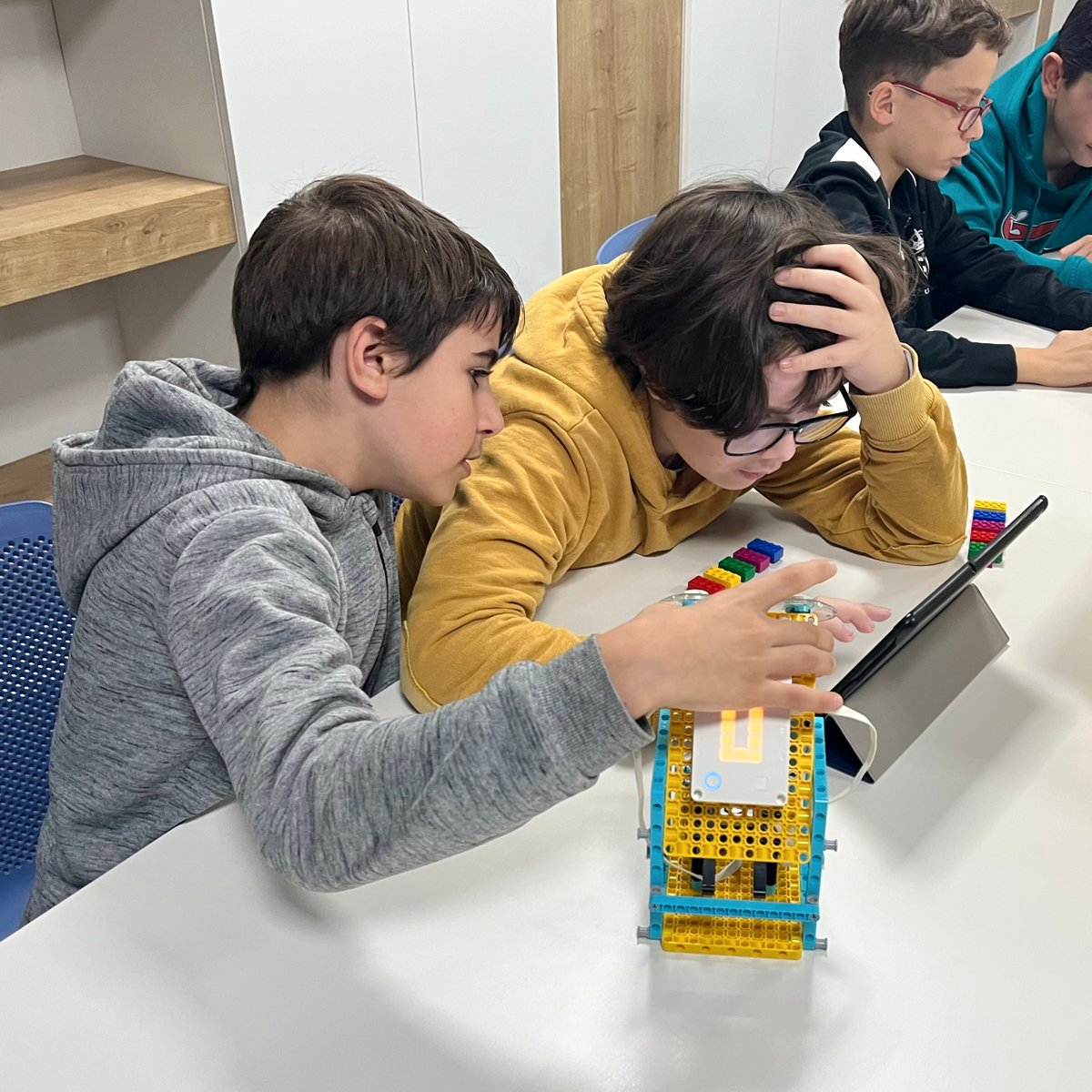 IngeniaKids's tweet image. Sesión de algoritmia con nuestros makers Máster. En esta ocasión utilizamos un modelo de SPIKE Prime con un motor angular y el sensor de color 🧠⚙️

#STEAM #algoritmia #programación #TICs #educación #extraescolares #IngeniaKids #Cáceres