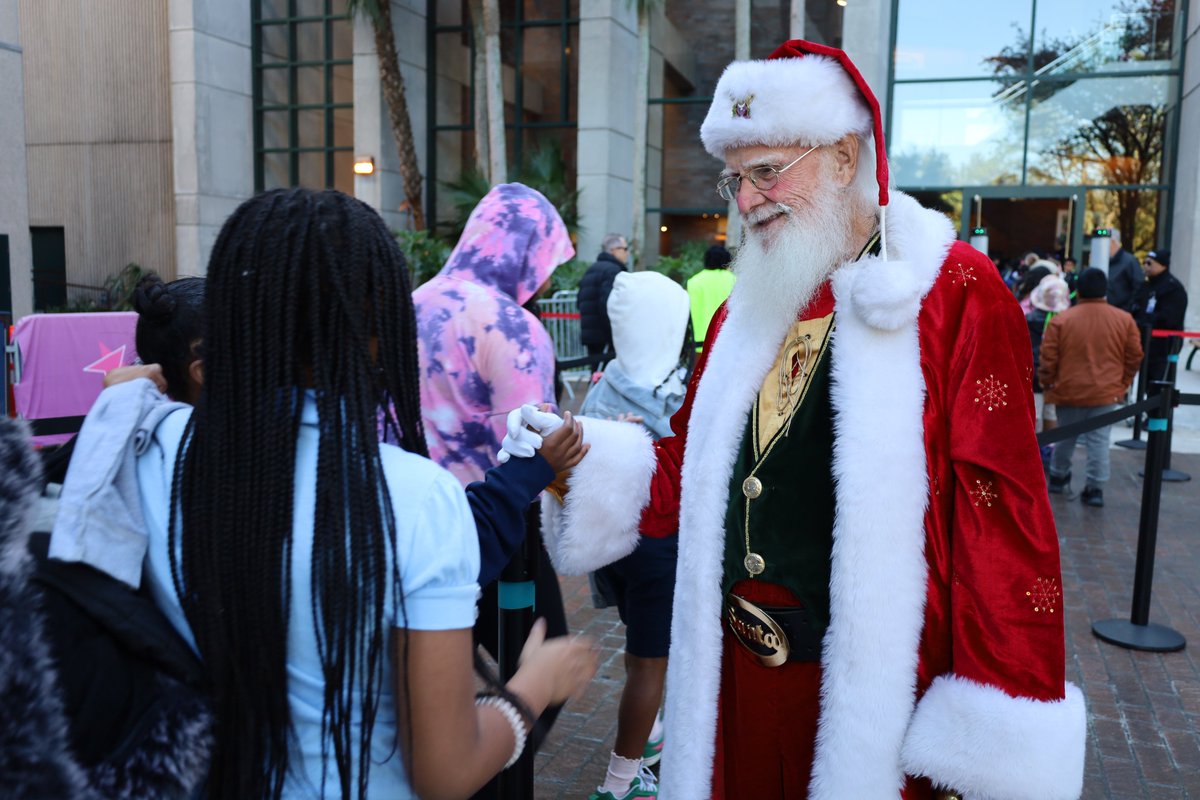 GMSField's tweet photo. The Annual New York Yankees &amp; Steinbrenner Family Holiday Concert at the @StrazCenter was a magical celebration today. Children from across the bay were treated to a special holiday symphony and dance🎅🎶 https://t.co/YRTRuod7ya