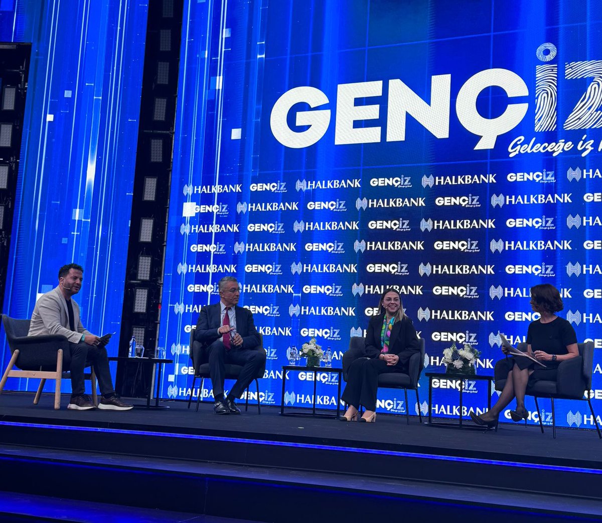 “Yılın En İlham Veren Gençlik Zirvesi-Gençİz”de pırıl pırıl gençlerle “Finansal Okuryazarlık”panelinde buluşmaktan çok mutlu oldum.Tüm değerli katılımcılara ve böyle bir organizasyonla gençlere destek <a href="/Halkbank/">Halkbank</a> Genel Müdürü Sn Osman Arslan’a davetleri için çok teşekkür ederim.