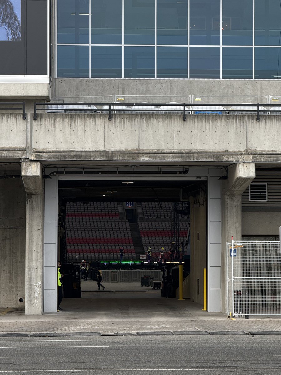 TSTheErasTour's tweet image. 🚨| The Eras Tour Stage is here for the last time! #TSTheErasTour