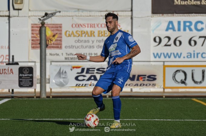 jpalomares90's tweet photo. OPORTUNIDAD DE MERCADO 3RFEF 👁️

CHEMA GARCÍA que estaba jugando todo en Manzanares sale por circunstancias personales.

➡️ CENTRAL. 1´88 m. Buen juego aéreo.

➡️ Con ritmo de competición: 12 partidos jugados, todos de titular. 1.034 minutos.

🏆 En once ideal del grupo. Ficha A.

Por partidos jugados ya no podría jugar en otro equipo del Grupo XVIII. 

Pero equipos de otro grupo que busquen central... 👁️