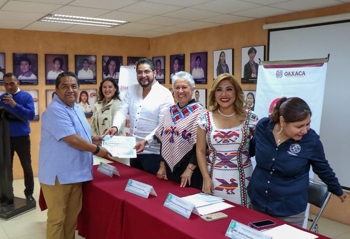 ICAPET_GobOax's tweet photo. Comunicado 📄

Entrega ICAPET mil 207 constancias de capacitación a personal del Cobao

Lee la información completa aquí: https://t.co/7BFm08Mzcp

#ICAPETMeImpulsa #Oaxaca #CapacitaciónQueTransforma https://t.co/vvw8xeW40z