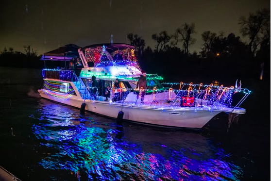 Saturday night, December 7th, the 36th Annual Lighted Boat Parade. Best place to watch?
Crawdad's on the River
instagram.com/crawdadsonther…