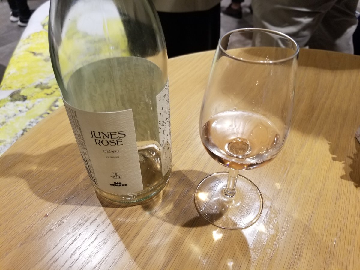 hello_anmitsu's tweet photo. そもそもマスターソムリエとは何なのかもよく分かっていないのだ～アメリカで新しく設立された団体の付与するワインの認定資格のようだ。先ほど会場に入ってきた数人の外国人たちが、マスターソムリエ協会��ボードメンバーだという。
↓↓続き
https://t.co/jzs315jGmk
@hello_anmitsu
#wine 
#ワイン https://t.co/noPlcM8L3F