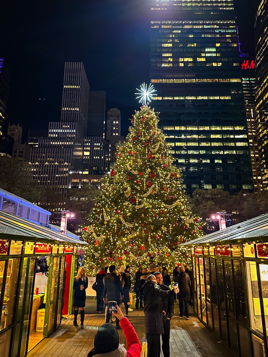 bryantparknyc's tweet photo. The city’s main character ✨🎄. 

📍@BankofAmerica Winter Village. https://t.co/jTnkdHaemN