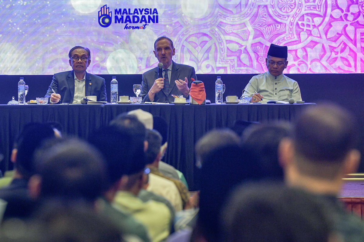 DSDrNaim's tweet photo. Sekitar Majlis Ilmu Madani bersama YAB Dato' Seri Anwar Ibrahim, Perdana Menteri di Kompleks Seri Perdana, semalam.

Majlis Ilmu Madani telah disampaikan Syeikh Dr. Abdal Hakim Murad. 

Semoga Allah melimpahkan keberkatan dan kebaikan kepada negara kita.

#MenteriAgama
#MalaysiaMadani
#KalimahTayyibah
#KerajaanPerpaduan
#PelanAlFalah
#AlFalah