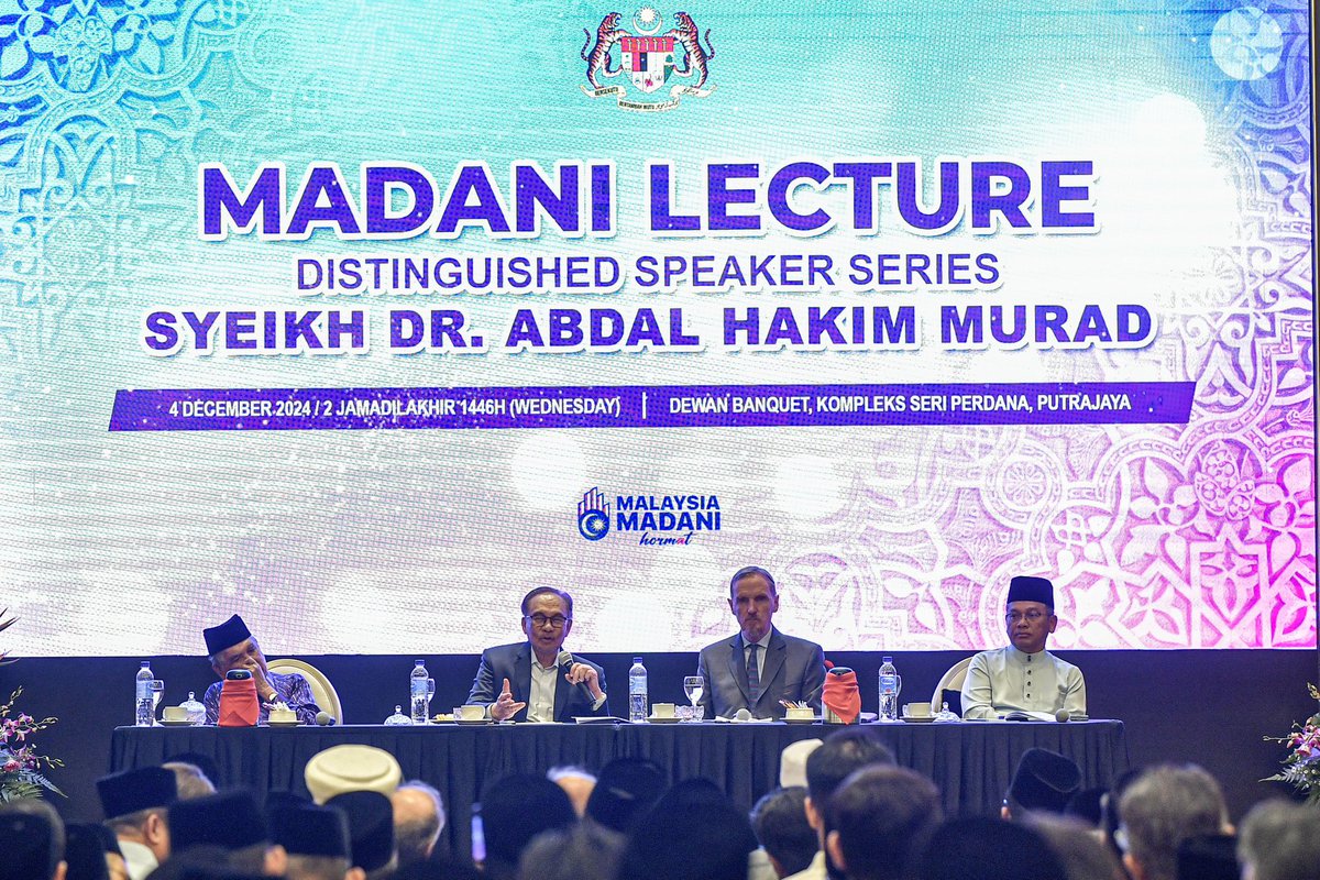 DSDrNaim's tweet photo. Sekitar Majlis Ilmu Madani bersama YAB Dato' Seri Anwar Ibrahim, Perdana Menteri di Kompleks Seri Perdana, semalam.

Majlis Ilmu Madani telah disampaikan Syeikh Dr. Abdal Hakim Murad. 

Semoga Allah melimpahkan keberkatan dan kebaikan kepada negara kita.

#MenteriAgama
#MalaysiaMadani
#KalimahTayyibah
#KerajaanPerpaduan
#PelanAlFalah
#AlFalah