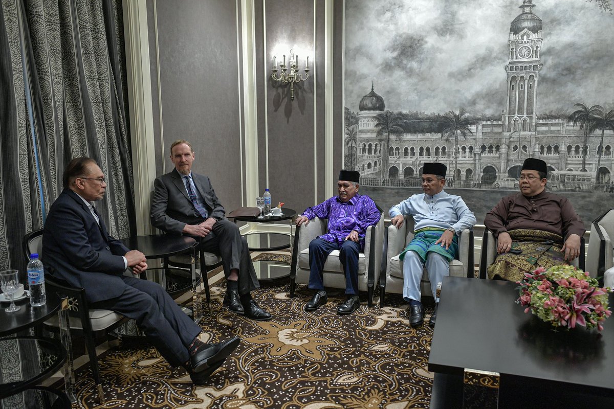 DSDrNaim's tweet photo. Sekitar Majlis Ilmu Madani bersama YAB Dato' Seri Anwar Ibrahim, Perdana Menteri di Kompleks Seri Perdana, semalam.

Majlis Ilmu Madani telah disampaikan Syeikh Dr. Abdal Hakim Murad. 

Semoga Allah melimpahkan keberkatan dan kebaikan kepada negara kita.

#MenteriAgama
#MalaysiaMadani
#KalimahTayyibah
#KerajaanPerpaduan
#PelanAlFalah
#AlFalah
