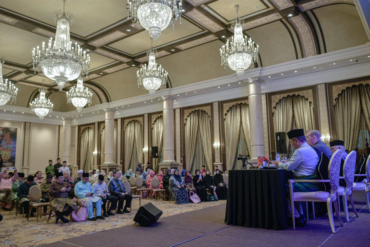 Sekitar Majlis Ilmu Madani bersama YAB Dato' Seri Anwar Ibrahim, Perdana Menteri di Kompleks Seri Perdana, semalam.

Majlis Ilmu Madani telah disampaikan Syeikh Dr. Abdal Hakim Murad. 

Semoga Allah melimpahkan keberkatan dan kebaikan kepada negara kita.

#MenteriAgama
