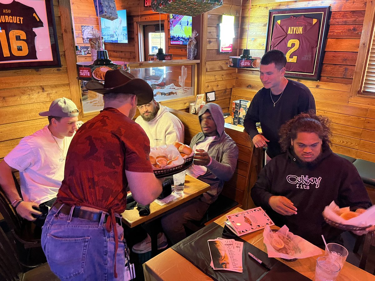 JBontkeABC15's tweet photo. Before they play for a Big 12 title on Saturday, a few @ASUFootball players are at the @texasroadhouse in Tempe signing autographs until 8PM. 

Better get here before they eat all those hot rolls! 🍞🧈 @abc15 https://t.co/JGtH8rz0U5